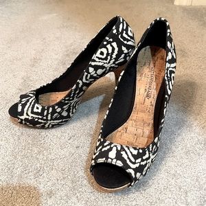 Christian Siriano size 8 peep toe heels